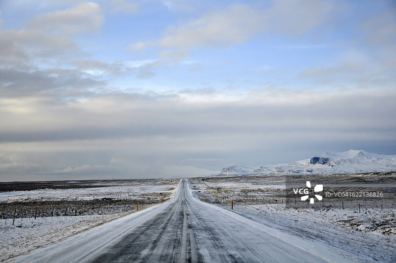 冰岛Stykkishólmur附近的冬季公路图片素材