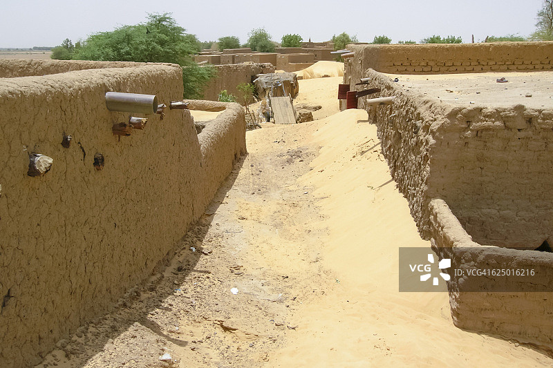 被撒哈拉沙漠入侵的村庄图片素材