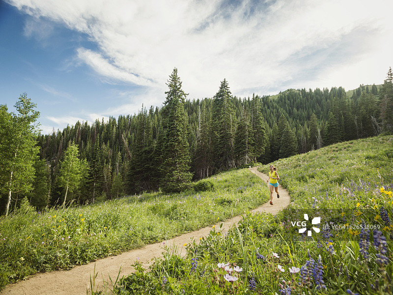 美国，犹他州，盐湖城，成熟的女人在户外跑步图片素材