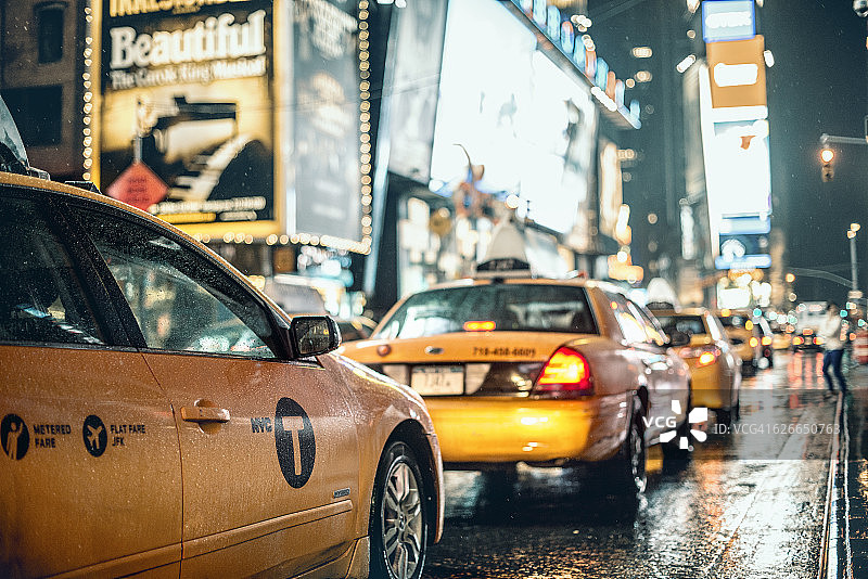 纽约时代广场的黄色出租车图片素材
