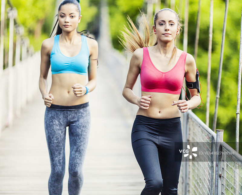 两名女子在索桥上跑步图片素材