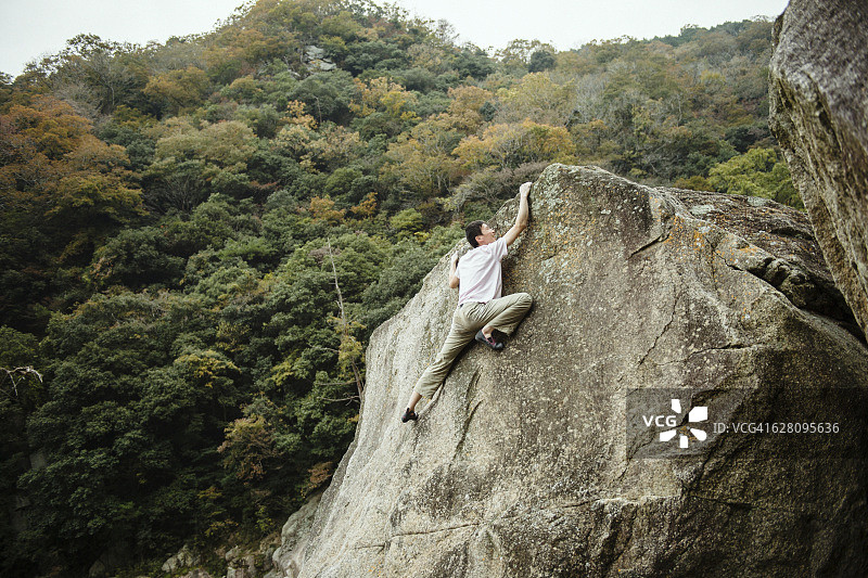 中年男子挑战攀岩图片素材