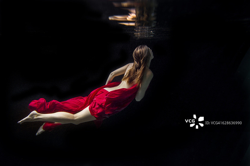 一名女性模特在加州圣地亚哥游泳池里的水下肖像。图片素材