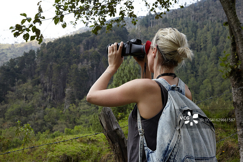女性摄像师探索丛林探险图片素材