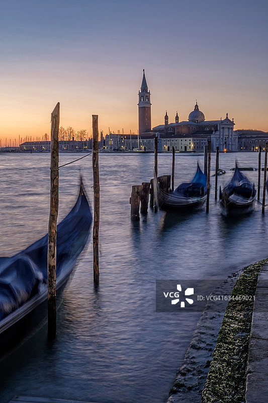意大利，威尼斯，圣乔治马乔雷与贡多拉在黎明的前景图片素材