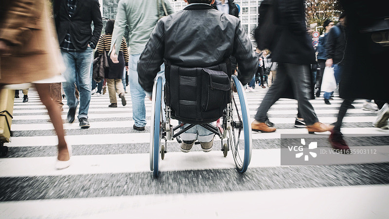日本轮椅男子图片素材