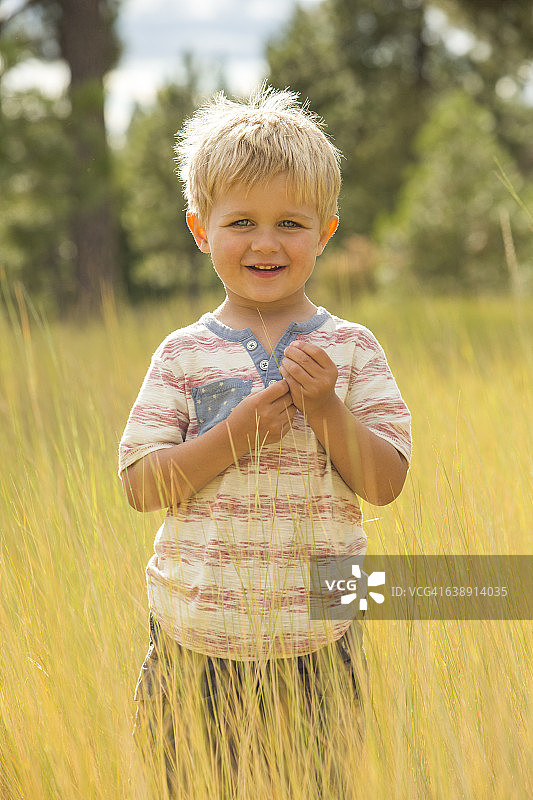 森林里微笑的孩子图片素材