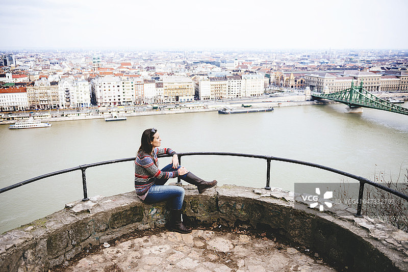 匈牙利，布达佩斯，妇女在多瑙河自由桥上欣赏风景图片素材