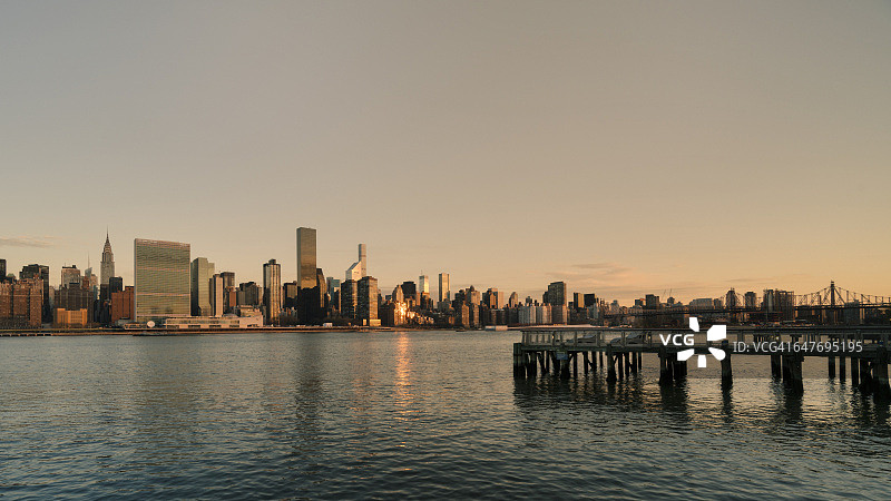 曼哈顿中部黎明时分的天际线图片素材