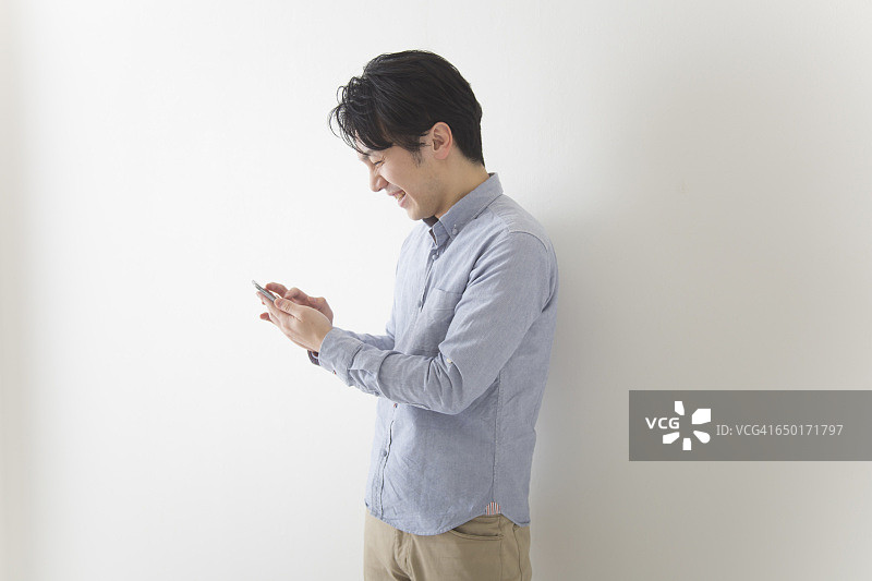 日本男人操纵智能手机图片素材