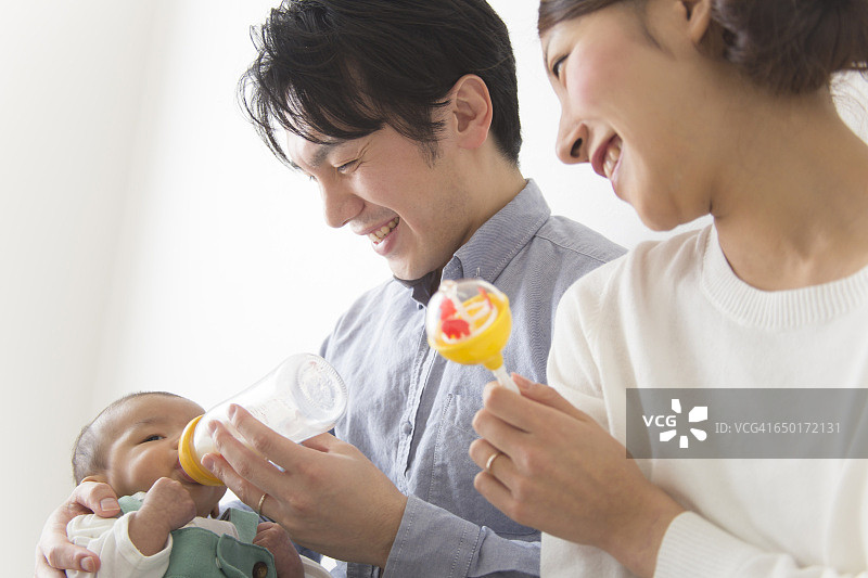 日本夫妇给孩子喝牛奶图片素材