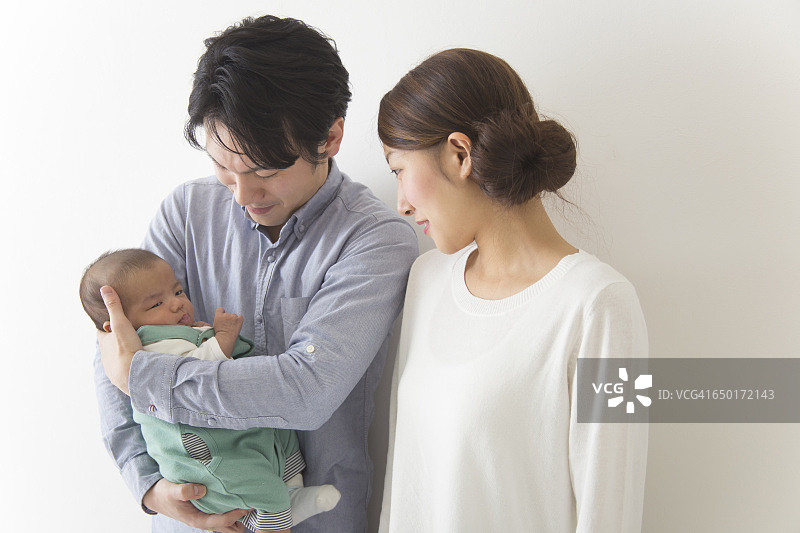 日本夫妇抚养孩子图片素材