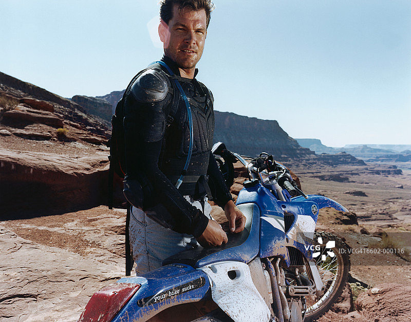 《岩石风景中的摩托车手》图片素材