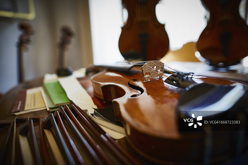 琴师作坊里的小提琴和琴弓图片素材