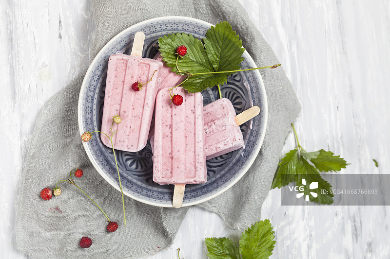 自制的草莓冰棍，配菜图片素材