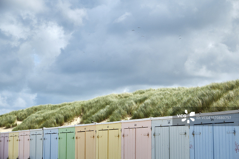 荷兰，泽兰，多姆堡，海滩上五颜六色的海滩小屋图片素材