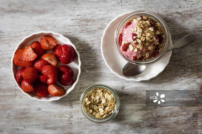 草莓冻酸奶，配燕麦片图片素材