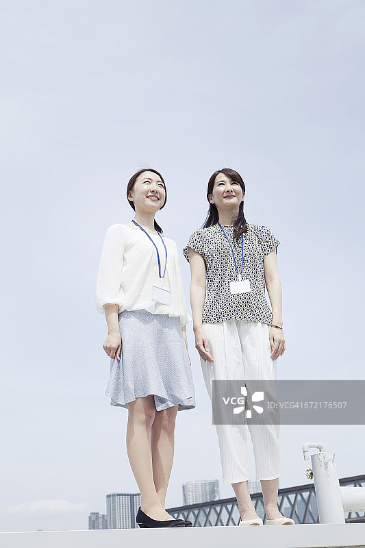 年轻的女商人站在一起图片素材