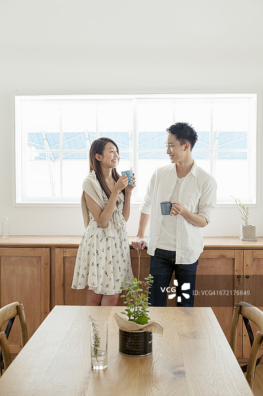 年轻夫妇在餐厅喝咖啡图片素材