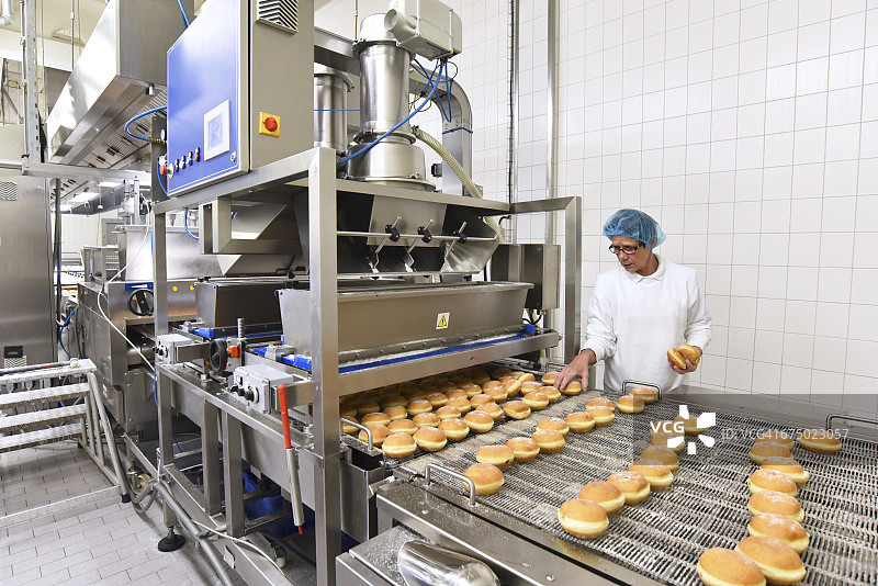 柏林烘焙工厂生产线上的工人图片素材