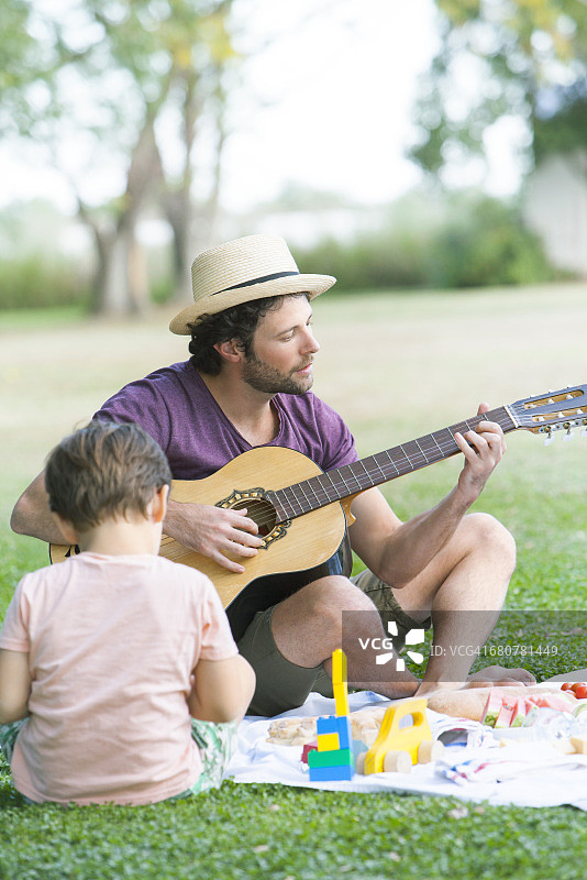 父亲在儿子旁边弹吉他图片素材