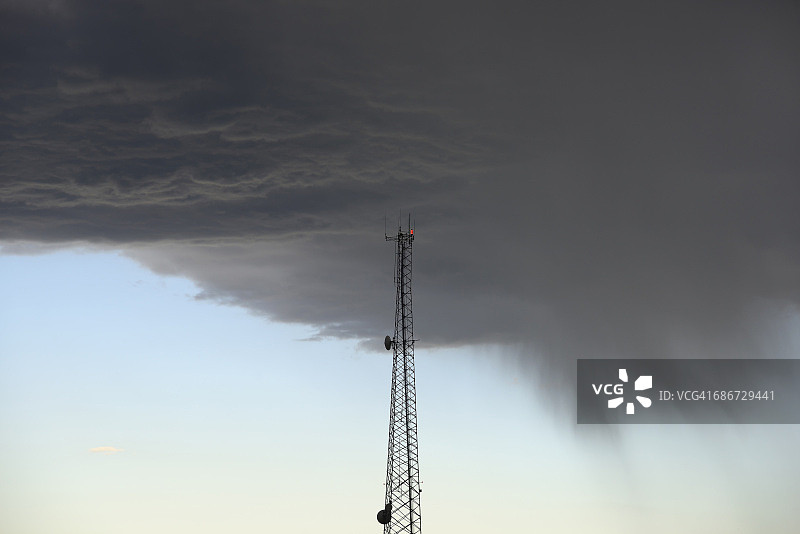 暴风云聚集在通讯塔上图片素材