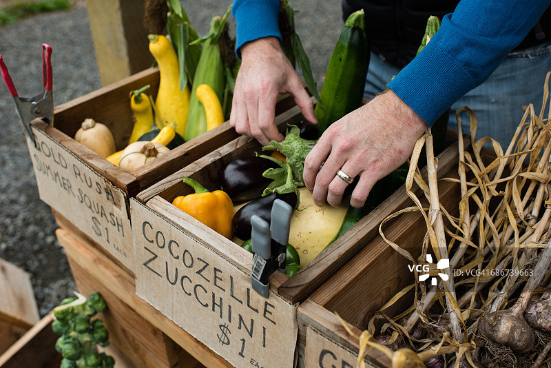 男人的手准备水果和蔬菜在有机农场商店图片素材