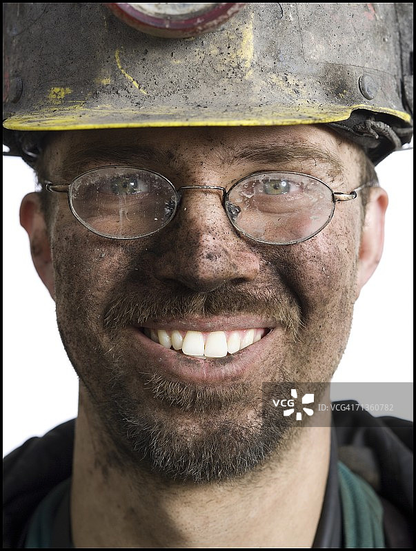 一个微笑的矿工的特写图片素材