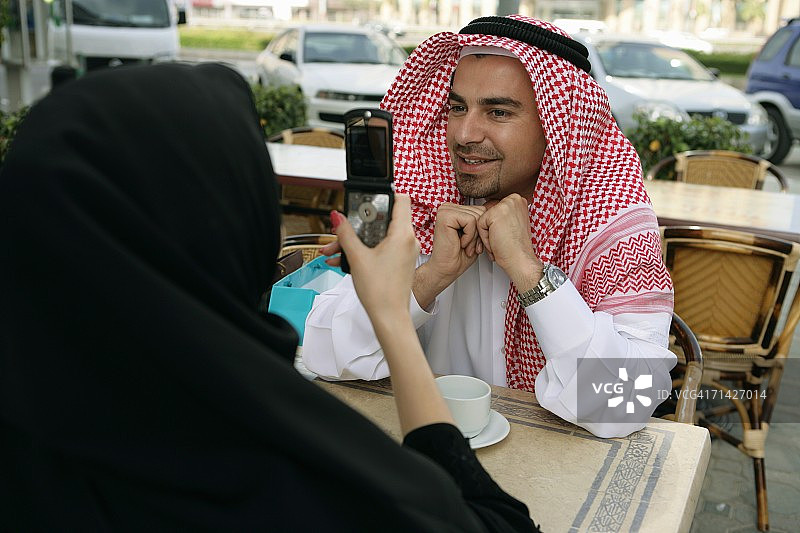 阿拉伯夫妇喝咖啡休息图片素材
