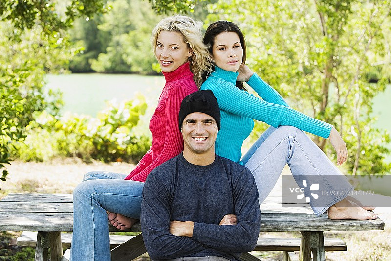 一个中年男人和两个微笑的年轻女人的肖像图片素材