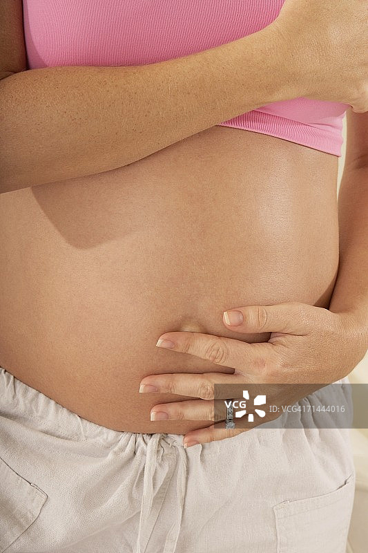 孕妇触摸腹部的中段视图图片素材