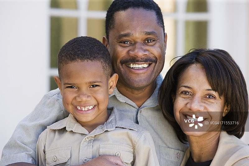 非裔美国人在户外微笑图片素材