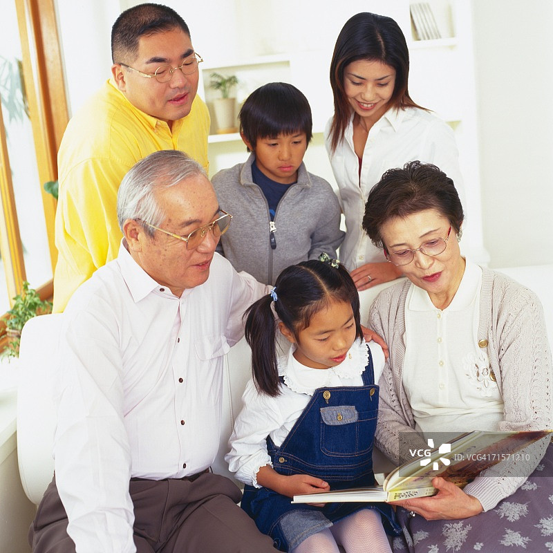 日本家庭在客厅一起看相册，高视角，正面视角图片素材