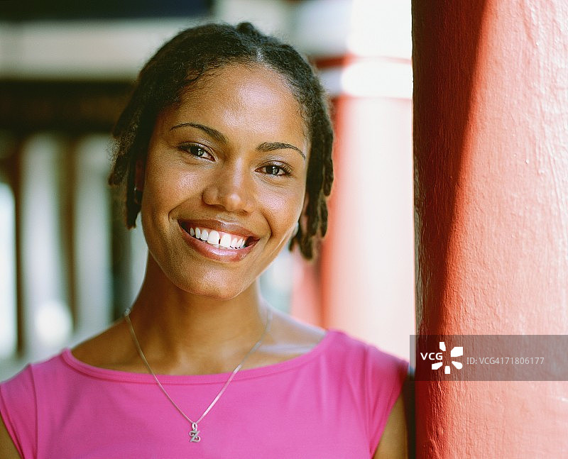 一名年轻女子靠在柱子上的肖像，百慕大图片素材