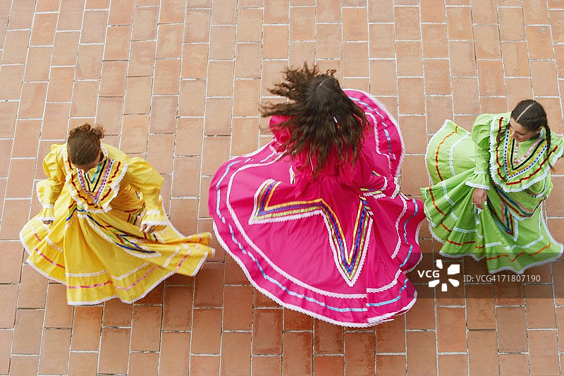 三个年轻女子跳舞的高角度视图图片素材