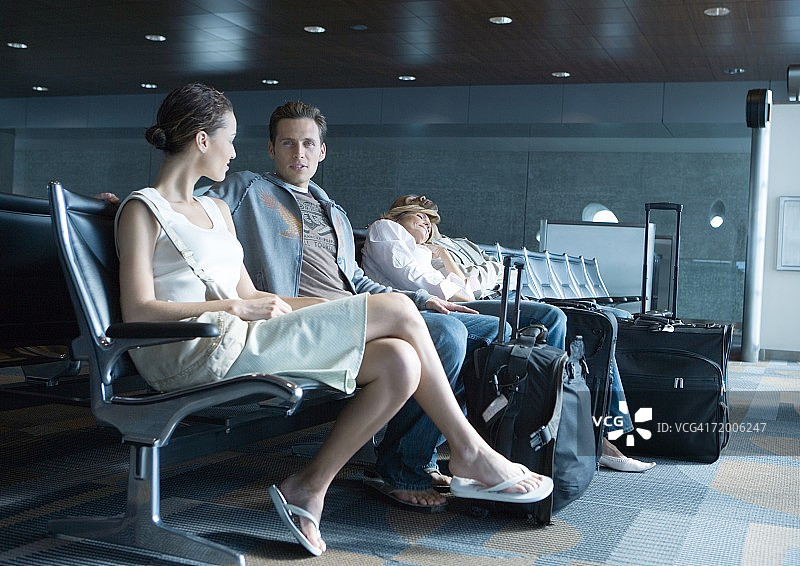旅客坐在机场候机室图片素材