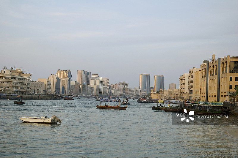 白天的迪拜河天际线图片素材