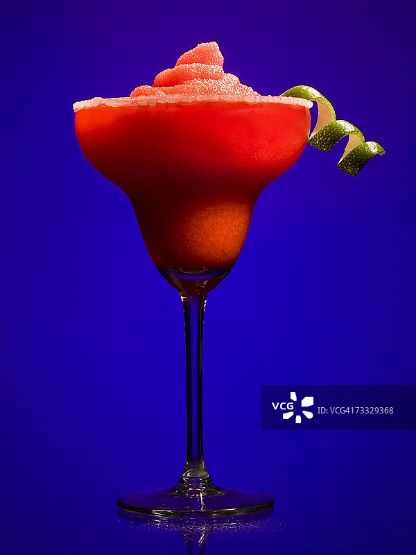 红色沙冰，装于鸡尾酒杯中，饰以石灰图片素材