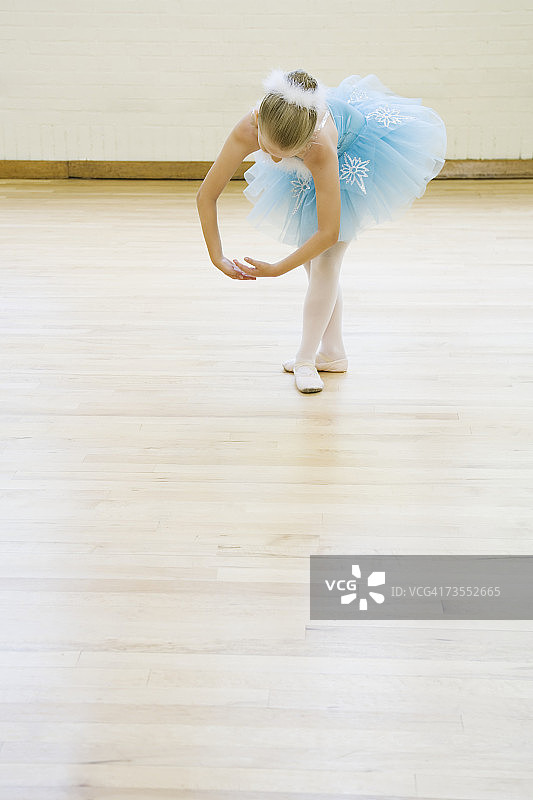 芭蕾舞女演员(8-9)在工作室跳舞图片素材