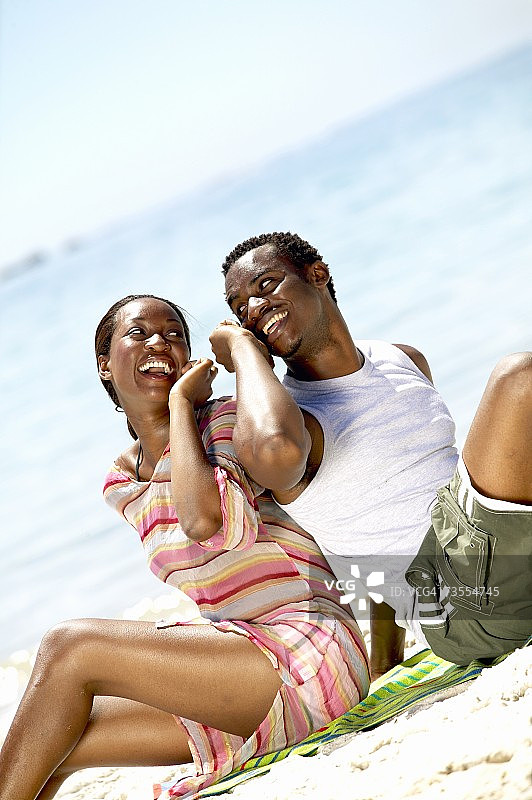 沙滩上的非洲情侣-背对背图片素材