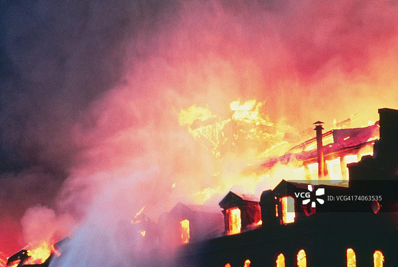 美国马里兰州巴尔的摩市一家工厂发生火灾图片素材