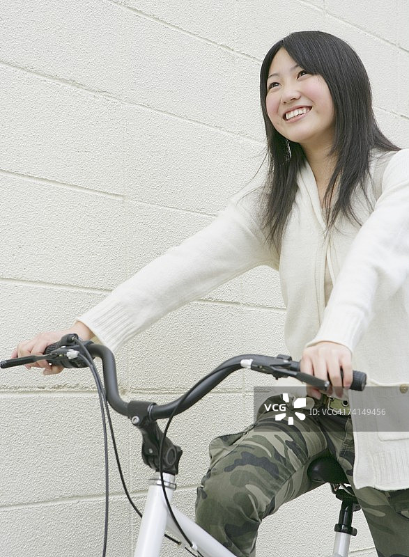 日本年轻女子与自行车微笑，肖像图片素材