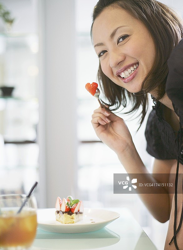 一个日本女人在咖啡馆吃蛋糕图片素材