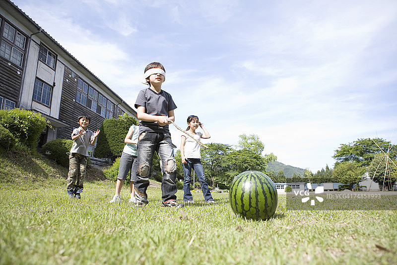 孩子们(5-7岁)在校外玩西瓜图片素材