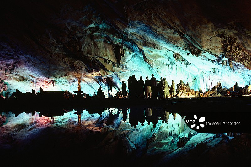 中国桂林，一个山洞里的游客图片素材