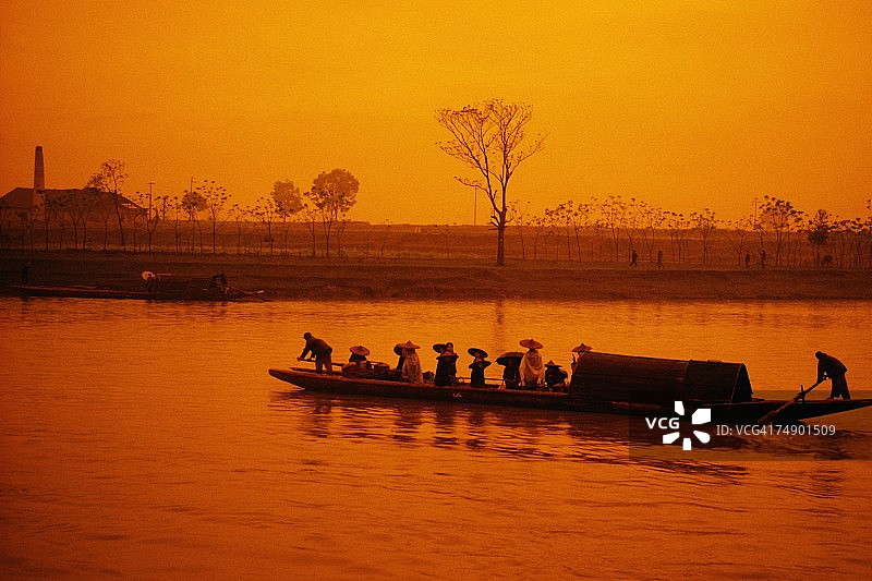 黄昏时分，漓江上一艘船的剪影，中国桂林图片素材