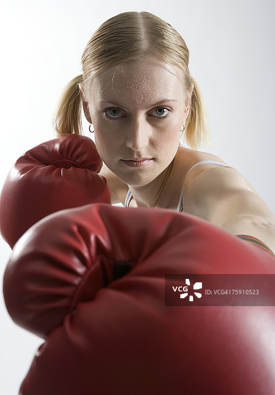 年轻女子拳击，肖像图片素材