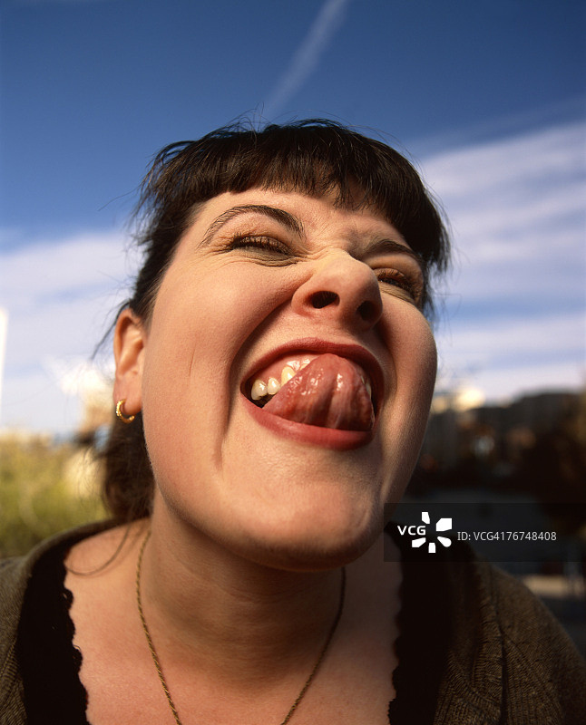 女人吐舌头图片素材