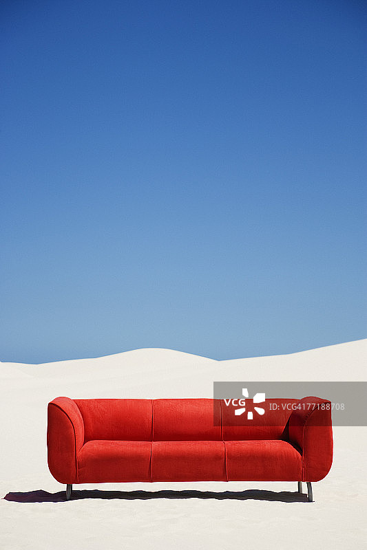 沙漠中一个人的空沙发图片素材