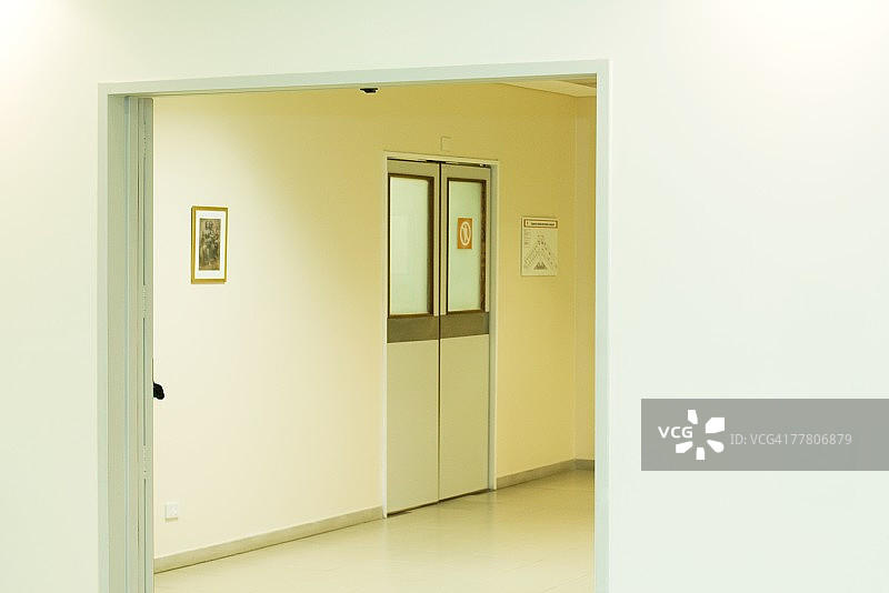 医院走廊，从门口可以看到图片素材